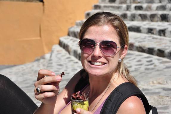 Em Cholula, no México, experimentando chapolines (gafanhotos crocantes!)